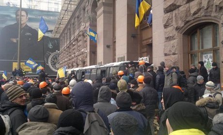 Штурм київської мерії. ФОТО. ВІДЕО