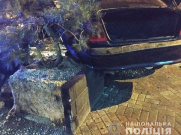 У Рівному молодик на BMW розтрощив огорожу і дві клумби. ФОТО
