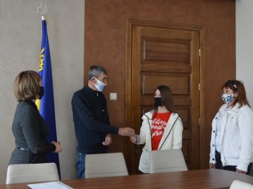 На Волині 18-річна дівчина отримала квартиру від міськради. ФОТО