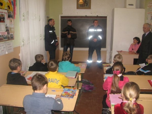 Що роблять пожежники, аби люди не поспалювали собі хат. ФОТО