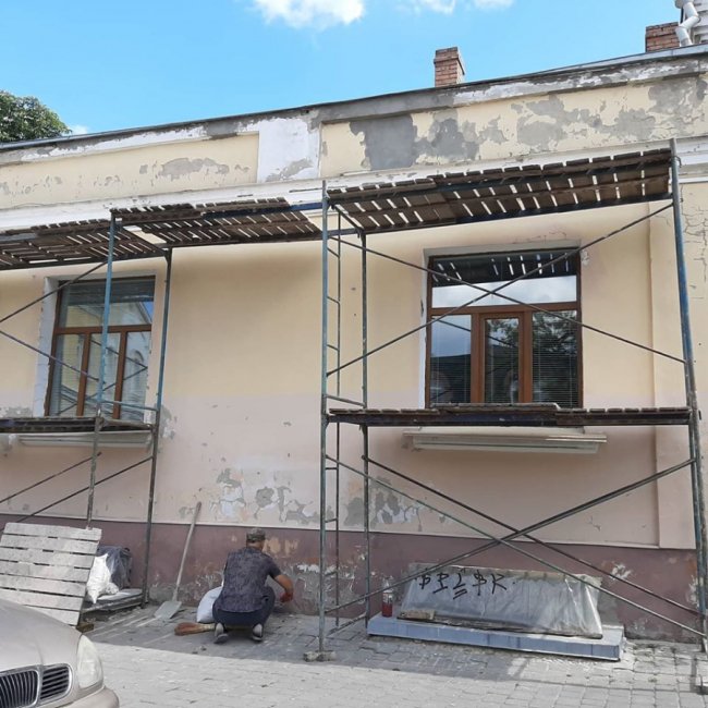 У Старому місті почали чепурити занедбані фасади