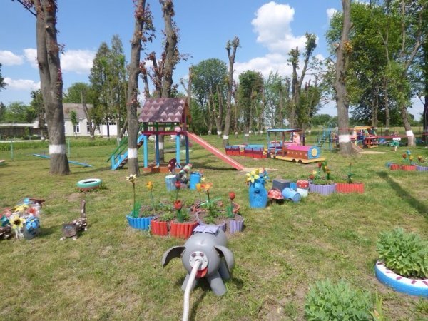 Завдяки фонду «Прибужжя» у сільських дітлахів з'явився ігровий майданчик. ФОТО