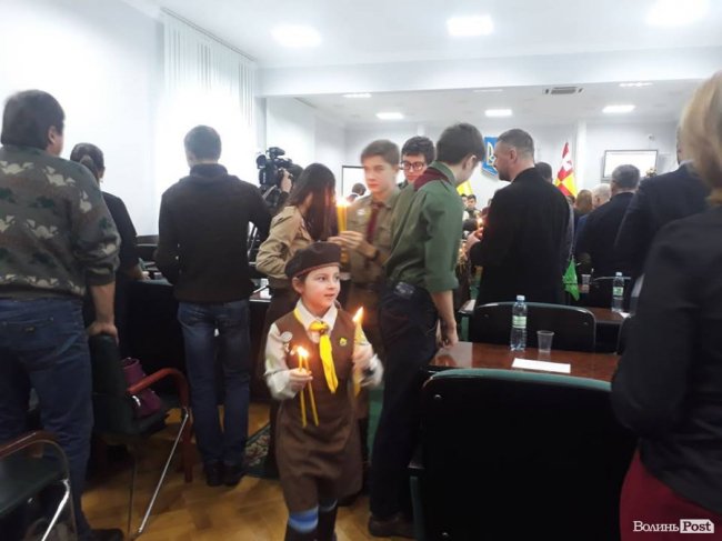 Пластуни передали луцьким депутатам Вифлеємський вогонь
