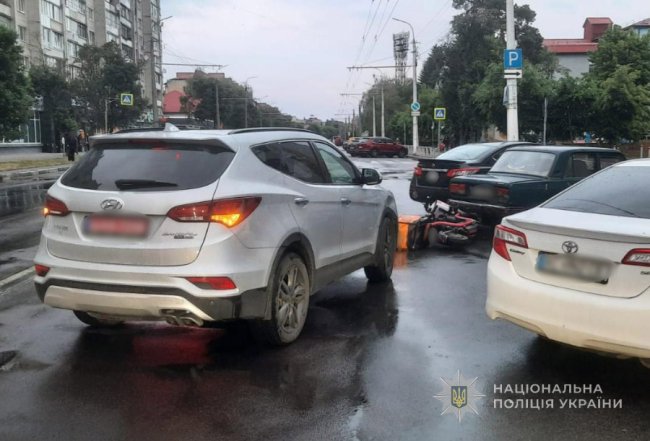 У Луцьку водій збив електровелосипедиста, який вдарився у припарковане авто