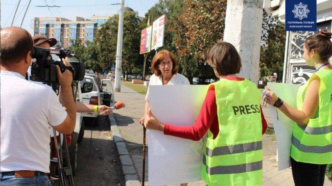 «Не будь лососем», – патрульні з активістами влаштували оригінальну акцію для неслухняних пішоходів. ФОТО
