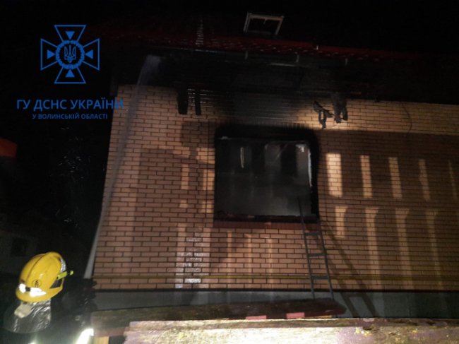На Волині пожежники врятували з палаючої квартири трьох людей. ФОТО