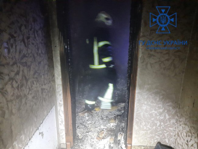 На Волині пожежники врятували з палаючої квартири трьох людей. ФОТО