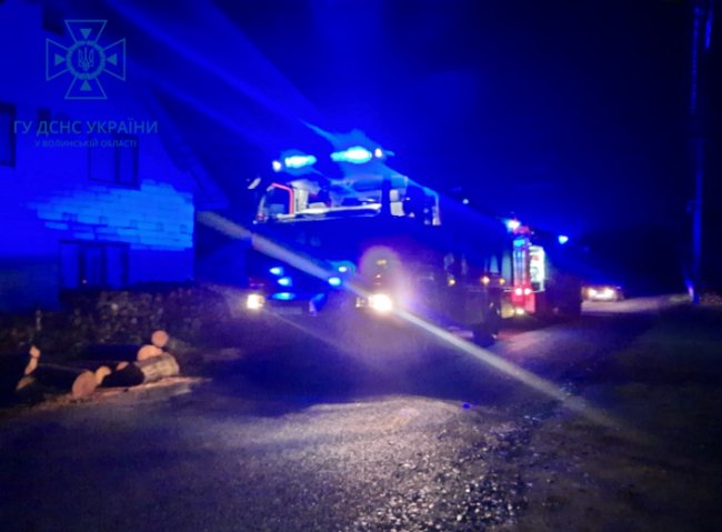 На Волині пожежники врятували з палаючої квартири трьох людей. ФОТО