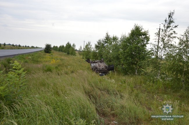 На Волині Volkswagen злетів у кювет та перекинувся. ФОТО