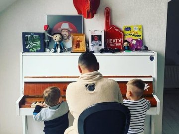 «Робимо будинки з диванів»: MONATIK розповів, як розважає синів під час карантину