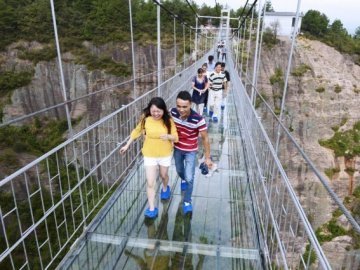 В Китаї збудували висячий скляний міст над прірвою. ФОТО