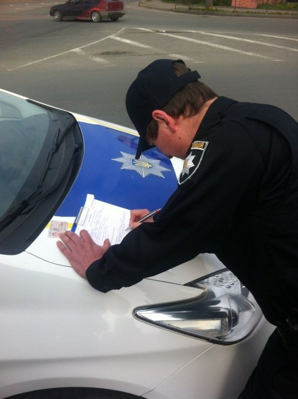 Луцькі поліцейські за годину оштрафували п’ять пішоходів. ФОТО