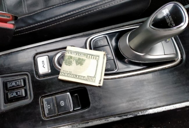 Волинянка за 100 доларів хотіла «відмазати» від поліцейських свого товариша