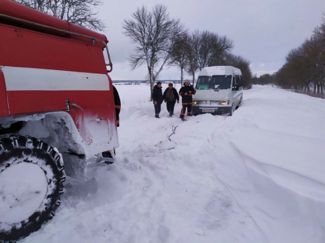 На Волині зі снігових заметів рятувальники звільнили «швидку», 2 автобуси, 3 легковики та 8 вантажівок