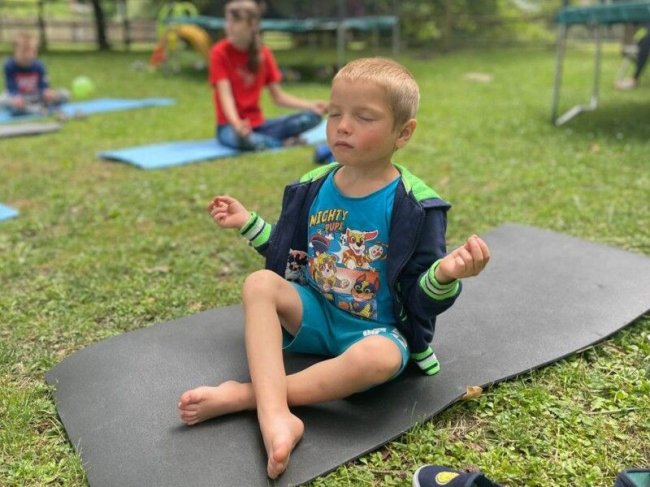 Поляк-благодійник опікується евакуйованими дітьми з Волині. ФОТО