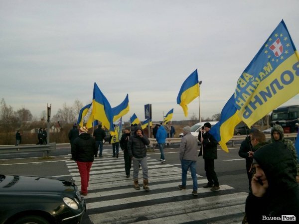 Біля «Ягодина» заблокували дорогу