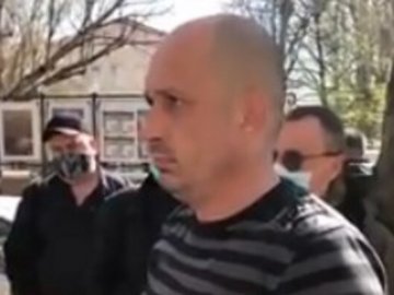 У Миколаєві водія маршрутки змусили на колінах просити вибачення у ветерана АТО. ВІДЕО