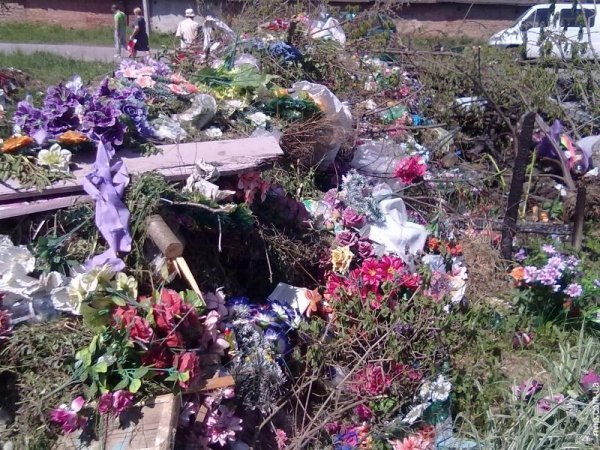 Кладовище Нововолинська тоне у смітті. ФОТО