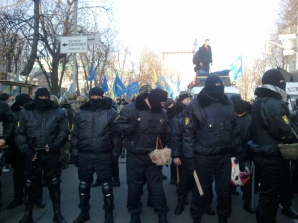 Під Радою - сутички між демонстрантами і міліціонерами. ФОТО