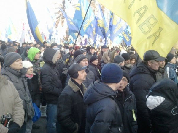 Під Радою - сутички між демонстрантами і міліціонерами. ФОТО