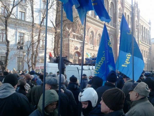 Під Радою - сутички між демонстрантами і міліціонерами. ФОТО