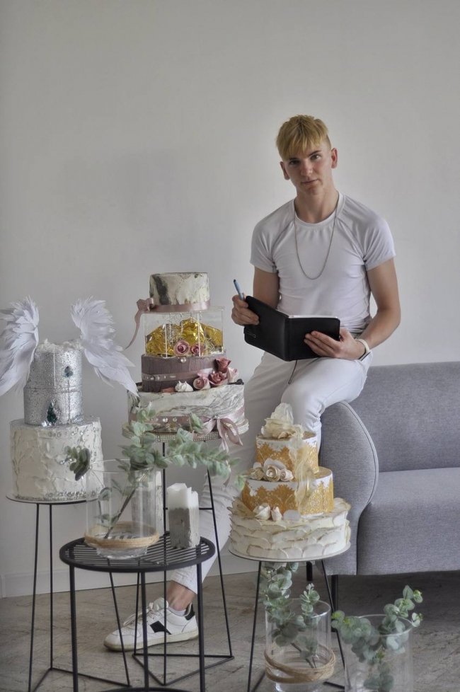  20-річний хлопець з Волині пече торти на замовлення і співає голосом Софії Ротару 