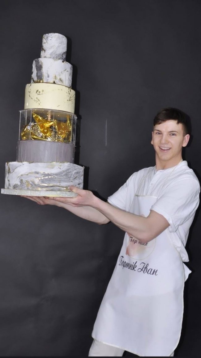  20-річний хлопець з Волині пече торти на замовлення і співає голосом Софії Ротару 