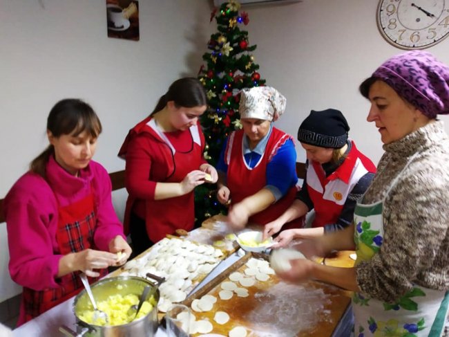 Лучани передали військовим більше 100 кілограмів салату «Олів'є». ФОТО
