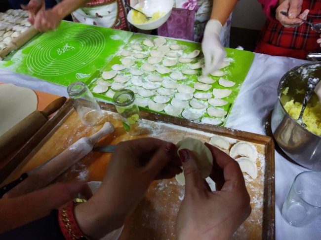 Лучани передали військовим більше 100 кілограмів салату «Олів'є». ФОТО