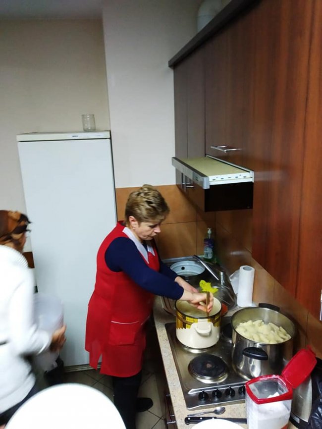 Лучани передали військовим більше 100 кілограмів салату «Олів'є». ФОТО