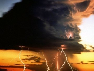 На неділю, 12 серпня, українців попереджають про шторм