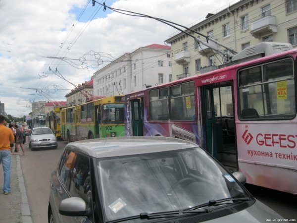 На проспекті Волі в Луцьку зіткнулися маршрутка і легковик. ФОТО