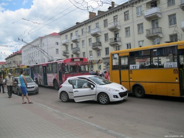 На проспекті Волі в Луцьку зіткнулися маршрутка і легковик. ФОТО