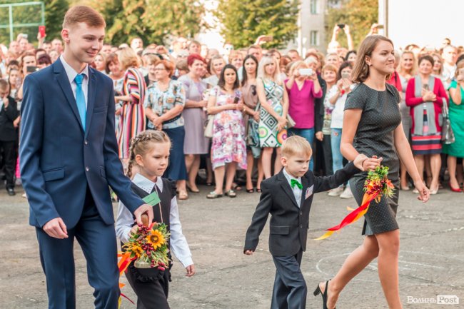 Квіти, вітання та усміхнені першачки: у луцькій школі №9 пролунав перший дзвоник. ФОТО