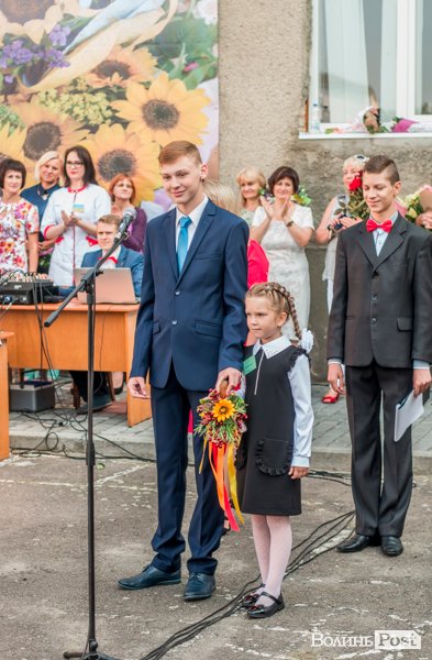Квіти, вітання та усміхнені першачки: у луцькій школі №9 пролунав перший дзвоник. ФОТО