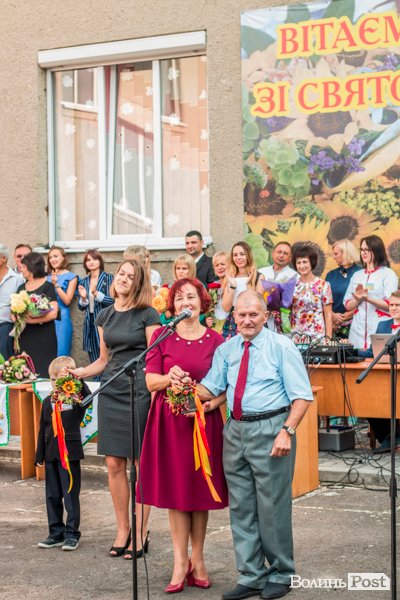 Квіти, вітання та усміхнені першачки: у луцькій школі №9 пролунав перший дзвоник. ФОТО