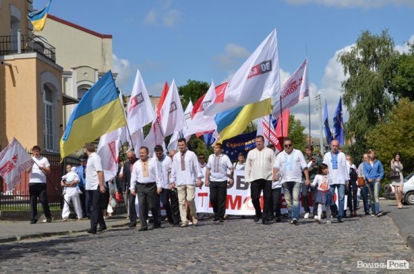 Опозиція на марші: у Луцьку влаштували протестну ходу. ФОТО 