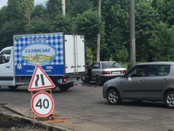У Луцьку зіткнулись вантажівка та легковик. ФОТО