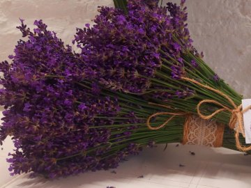 У монастирі біля Луцька продають лавандові букети