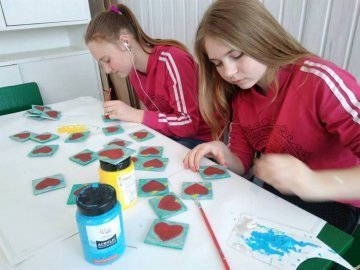 «Нам разом будувати Україну»: із Волині на Схід поїхали дитячі валентинки 