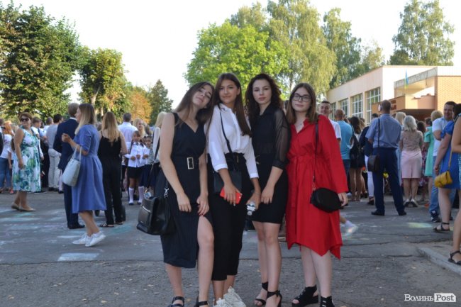 Без концерту, але у вишиванках: яким був «перший дзвінок» у луцькій гімназії №18. ФОТОРЕПОРТАЖ