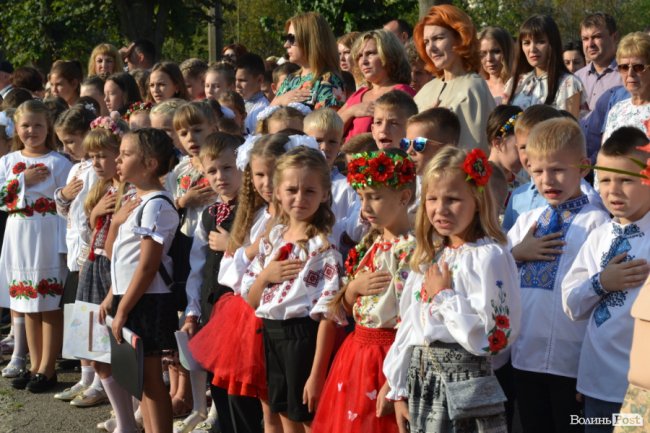 Без концерту, але у вишиванках: яким був «перший дзвінок» у луцькій гімназії №18. ФОТОРЕПОРТАЖ