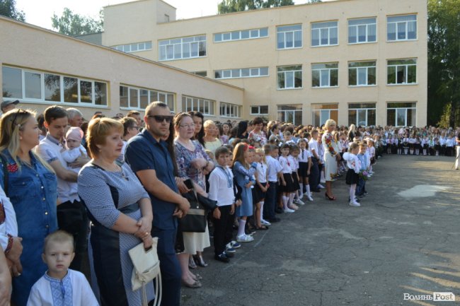 Без концерту, але у вишиванках: яким був «перший дзвінок» у луцькій гімназії №18. ФОТОРЕПОРТАЖ