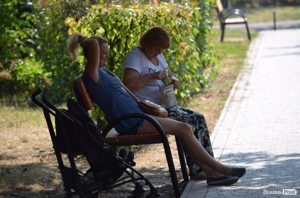 Подаровані і встановлені для Романюка паркові лавки викликали реакцію активістів. ФОТО