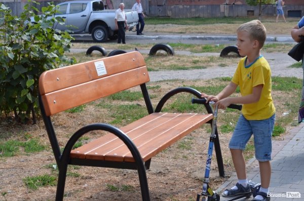 Подаровані і встановлені для Романюка паркові лавки викликали реакцію активістів. ФОТО