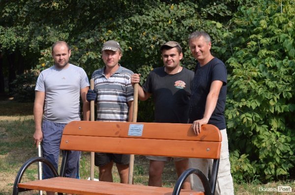 Подаровані і встановлені для Романюка паркові лавки викликали реакцію активістів. ФОТО