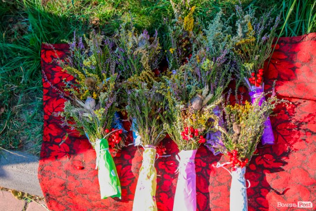 Різнобарв’я квітів та запашний мед: як у Луцьку святять «маковійчики». ФОТО