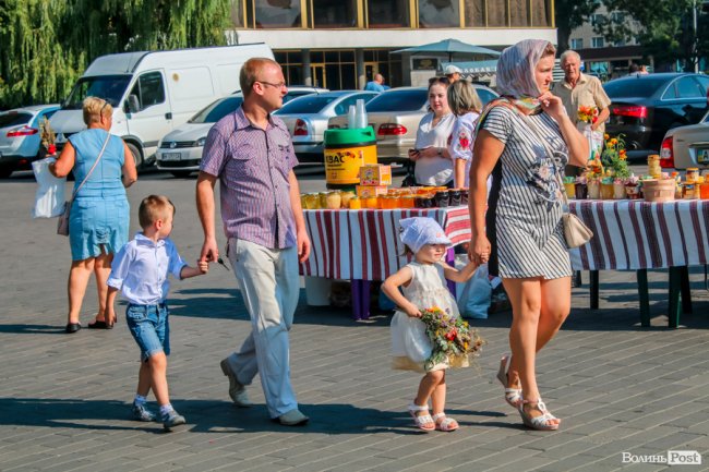 Різнобарв’я квітів та запашний мед: як у Луцьку святять «маковійчики». ФОТО