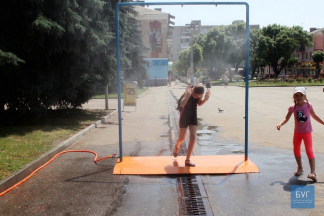 Як у Нововолинську освіжаються під вуличним душем. ФОТО