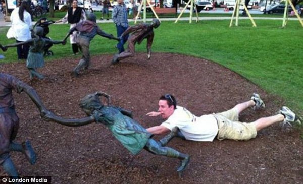  19 незвичайних фотографій з пам'ятниками 